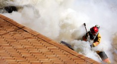 Požár paneláku v Mladé Boleslavi: Hořela střecha, všechny evakuovali!