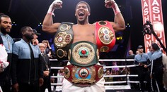 Boxer Anthony Joshua umravnil skupinku studentů. Vtrhl k nim na kolej