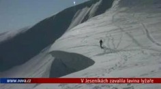 VIDEO: V Jeseníkách zavalila lavina lyžaře