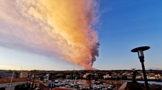 Etna se opět rozbouřila, chrlí lávu a kvůli dýmu museli uzavřít letiště