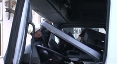 Cestu zablokovaly zaklíněné kamiony