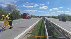 Tři mrtví včetně dítěte. Nehoda kamionů a dodávky na D2 skončila tragicky