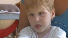 Michalka (3) nemluví a nechodí, na léčbu nemá matka peníze