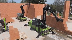 Depozitář v Pelhřimově staví parta robotů. Jeden nahradí až pět zedníků