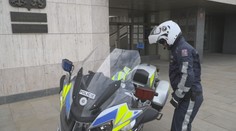 Policejní motorkáři dostanou levnější uniformy. Půjdou hůře vidět, varují experti