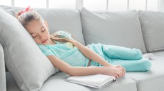 Dívka (14) přišla domů a usnula. Probudila se jako 46letá žena