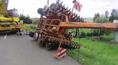 Traktorista nezvládl parkování a boural! V krvi měl téměř tři promile