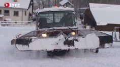 Nezlomný vlekař zase řídí rolbu, která mu usekla nohu