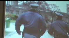 VIDEO: Muži v uniformách se učí rodit - pupeční šňůru odříznou policejním odznakem