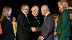 Karel III. vyrazil na velkou cestu. Přerušil léčbu, jedou s ním dva doktoři