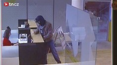 Lupič přepadl banku na Letohradsku, HROZIL PISTOLÍ