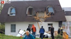 U Vrchlabí vletělo letadlo do hotelu. Piloti jsou vážně zranění