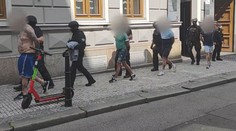 Taxikář v Praze odmítl svézt najednou osm turistů. Ti ho měli napadnout a okrást