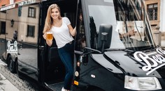 Praha prohrává boj s opilci! Pivní kola nahradily autobusy, přidá se i striptýz
