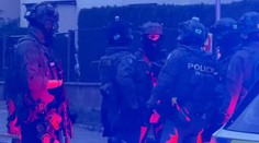 Muž se v Praze zabarikádoval v bytě a vyhrožoval zbraní. Zasahovala policie