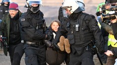 Zásah německých policistů: Odnesli Gretu Thunbergovou přímo z protestu