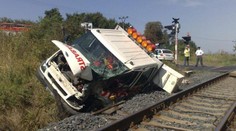 Řidiče hazardéra smetl na přejezdu motorák