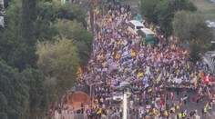 V Tel Avivu se sešlo 350 tisíc demonstrantů. Požadují ukončení války v Gaze
