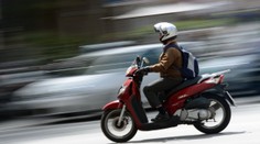 Policisté drsně školili řidiče na skútru. Přehnali to, málem ho srazili z rychlostní silnice