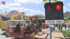 Drezína se srazila s autobusem plným lidí, jedna žena zemřela