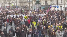 Paříž je stále plná demonstrantů. Macron se občany snažil uklidnit skrz projev