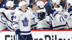 Kämpf asistencí pomohl k výhře Maple Leafs. Dostálův výkon na úspěch nestačil