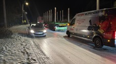 Česko ochromil sníh a led. D6 byla uzavřená, řidiči bourali, kamiony stály
