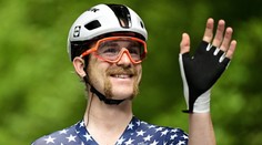 Romantika v Paříži. Cyklista po dojezdu slavné Tour požádal přítelkyni o ruku