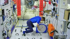 Astronauti se ve vesmíru nenudí. Posilují přímo na palubě modulu