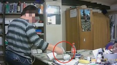 Žena se měla pokusit otrávit kolegu. Skrytá kamera natočila, jak mu něco přimíchává do pití