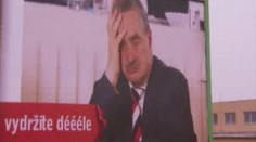 Vydržíte déle: energetický nápoj a billboard s Karlem Schwarzenbergem