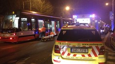 Mladík zkolaboval v tramvaji. Život mu zachránili cestující pomocí asistované resuscitace