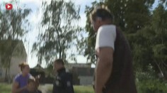 Grázlové házeli kameny na auta. Když jim šel řidič vynadat, zmlátili ho rodiče