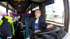 VIDEO: Šestnáctiletý kluk sedl za volant autobusu! Všichni jen zírali