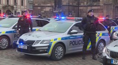 Policisté v Plzni dostali nová auta. Pochlubili se s nimi na náměstí
