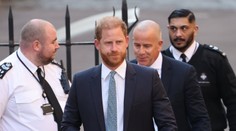 Princ Harry se mimořádně vrátil do Británie. Přijel, aby se soudil