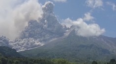 V Indonésii vybuchl vulkán Merapi. Lávu chrlí kilometry daleko
