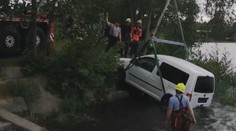 Muž v Plzni sjel autem do rybníka. Hasiči museli přivolat jeřáb