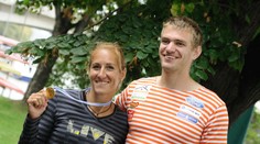Knapková a Synek osllavili zisk medailí při cestě domů