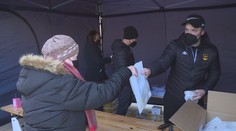 Město rozdává respirátory seniorům. Ti si přivstali a od rána čekali ve frontě