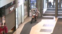 VIDEO: Šílení jezdci na létajících strojích řádili v obchodním centru