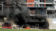 Komplikace Angličanů před kvalifikací. Stadion soupeře vzplál v přímém přenosu