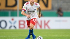 Výbuch emocí! Obránce Hamburku napadl fanouška na tribuně