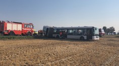 Rychle jedoucí autobus u Prahy havaroval do pole, zranili se čtyři lidé