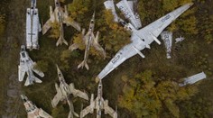 Hřbitov tanků a stíhaček. Zbraně ze skladů SSSR Rusku nepomůžou, zbyl z nich šrot