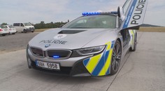 Policistu, který naboural drahé BMW, pustili z nemocnice