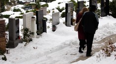 Senior chtěl na hřbitově ukrást urny. Házel je přes zeď