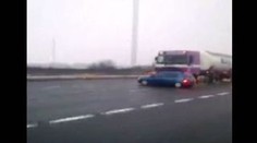 Kamion tlačí osobní auto po dálnici. Video vyšetřuje policie