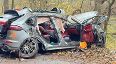Po havárii zůstalo porsche na kusy. Pro vážně zraněného muže letěl vrtulník