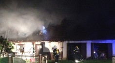 Úder blesku zapálil stavení. S požárem muselo bojovat 9 jednotek hasičů